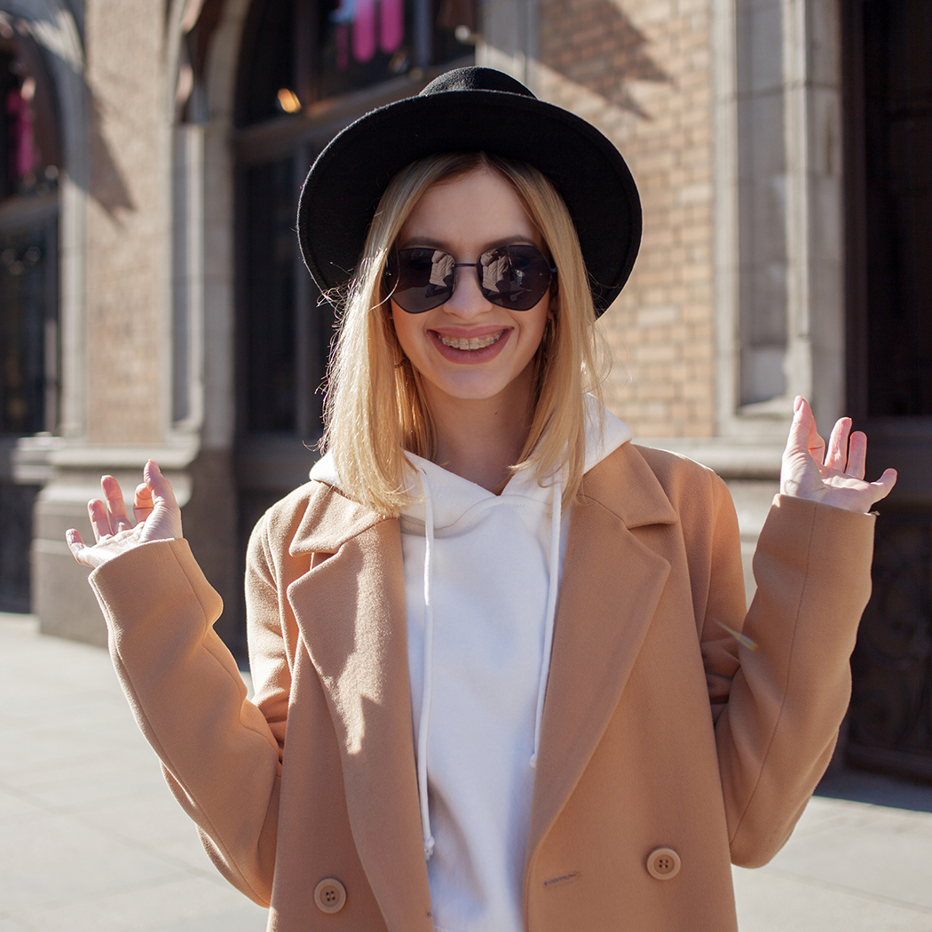 Bluzy w stylu vintage, które pokochały wszystkie blogerki. Jak je nosić jesienią i zimą 2021/2022?